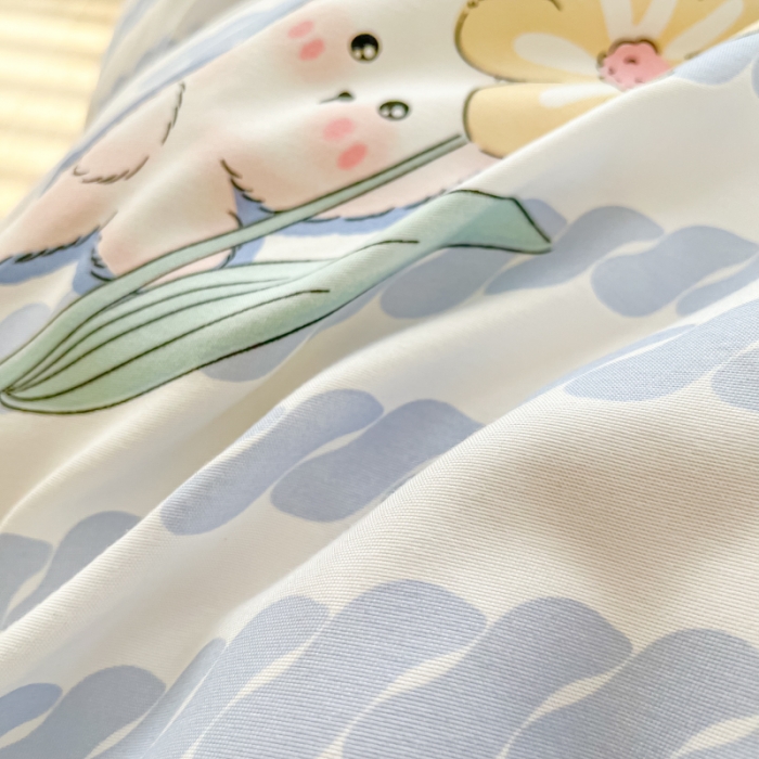 91家纺网 家纺一手货源 找家纺 花伞家居 2024直播网销斜纹加厚磨毛印花植物羊绒四件套 花丛小熊