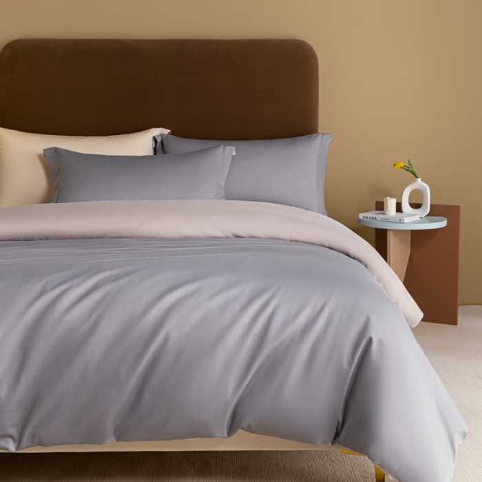 91家纺网 家纺一手货源 找家纺 秀色50支贡缎新疆长绒棉全棉纯棉酒店轻奢纯色被套床上四件套典雅灰+粉末白