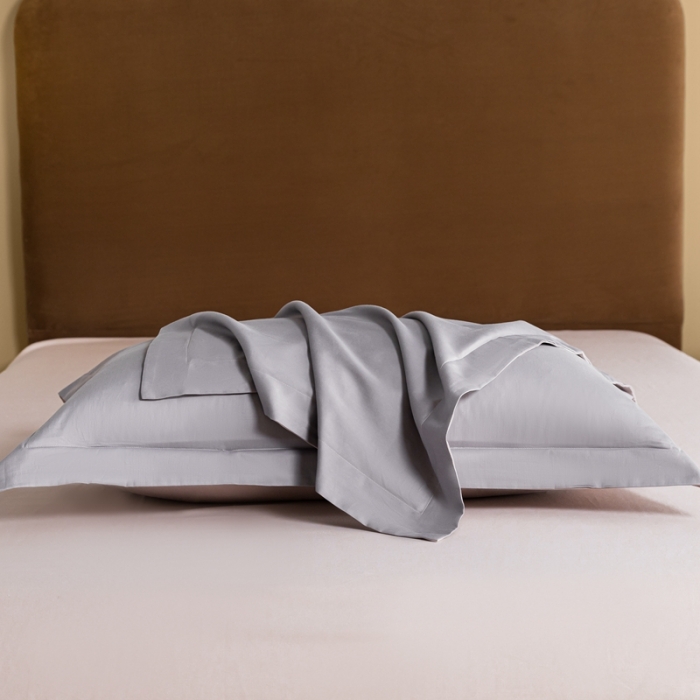 91家纺网 家纺一手货源 找家纺 秀色50支贡缎新疆长绒棉全棉纯棉酒店轻奢纯色被套床上四件套典雅灰+粉末白