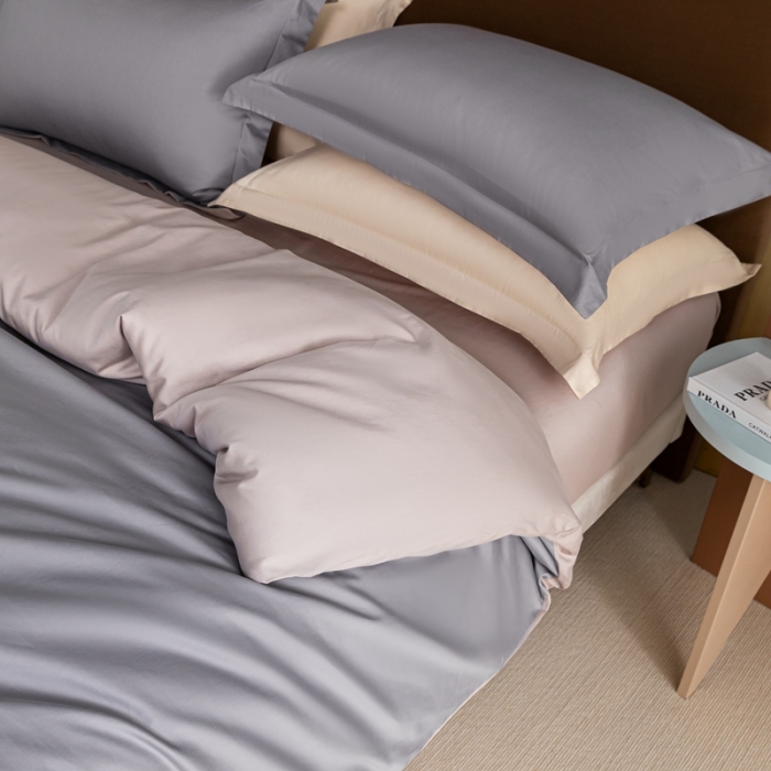 91家纺网 家纺一手货源 找家纺 秀色50支贡缎新疆长绒棉全棉纯棉酒店轻奢纯色被套床上四件套典雅灰+粉末白