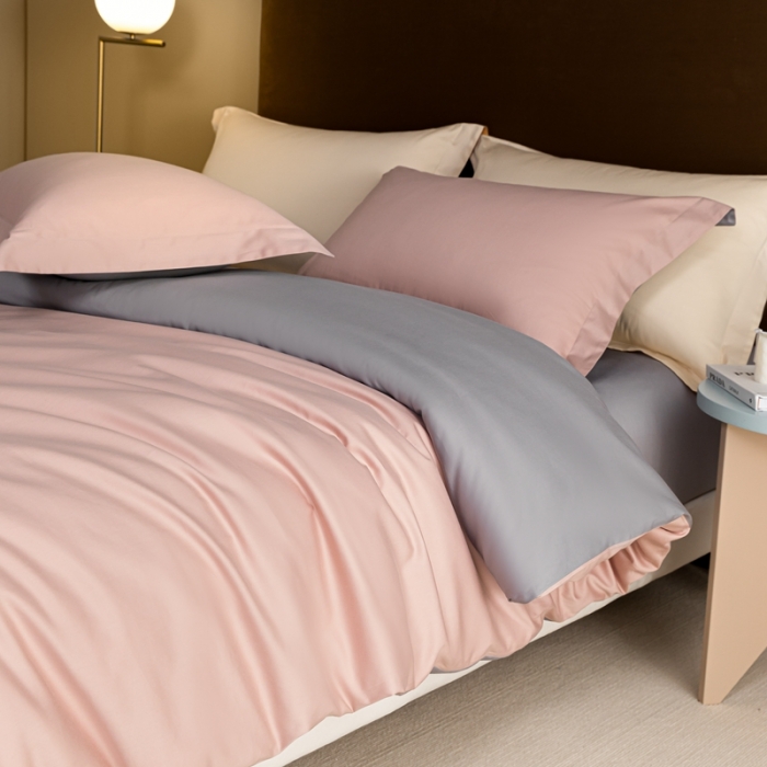 91家纺网 家纺一手货源 找家纺 秀色50支贡缎新疆长绒棉全棉纯棉酒店轻奢纯色被套床上四件套玉颜粉+典雅灰