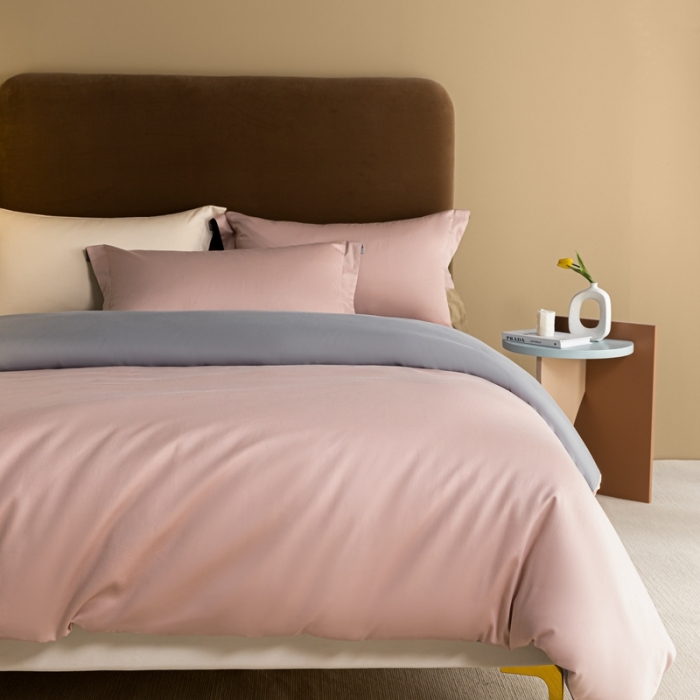 91家纺网 家纺一手货源 找家纺 秀色50支贡缎新疆长绒棉全棉纯棉酒店轻奢纯色被套床上四件套玉颜粉+典雅灰