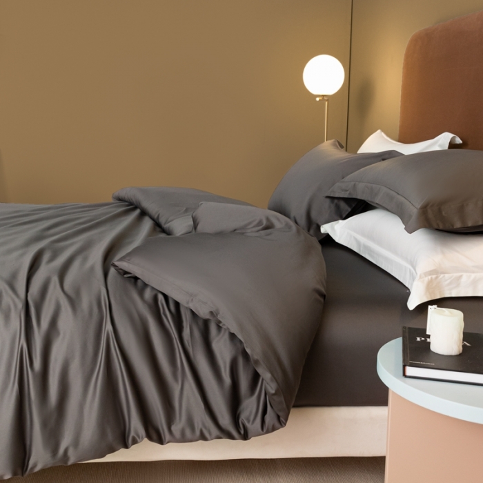 91家纺网 家纺一手货源 找家纺 秀色 50支贡缎新疆长绒棉全棉纯棉酒店轻奢纯色被套床上四件套 帝王灰