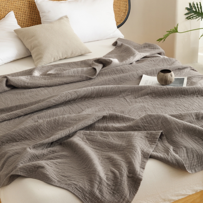 91家纺网 家纺一手货源 找家纺 朴尔 2023新款纯色四层立体三角树叶水洗全棉纱布系列盖毯毛巾被 提花树叶-咖啡