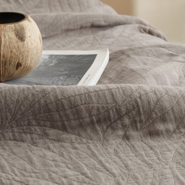 91家纺网 家纺一手货源 找家纺 朴尔 2023新款纯色四层立体三角树叶水洗全棉纱布系列盖毯毛巾被 提花树叶-咖啡