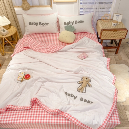 91家纺网 家纺一手货源 找家纺 2025水洗棉刺绣小熊夏被四件套 绣花毛巾绣夏凉被薄被子空调被薄被芯