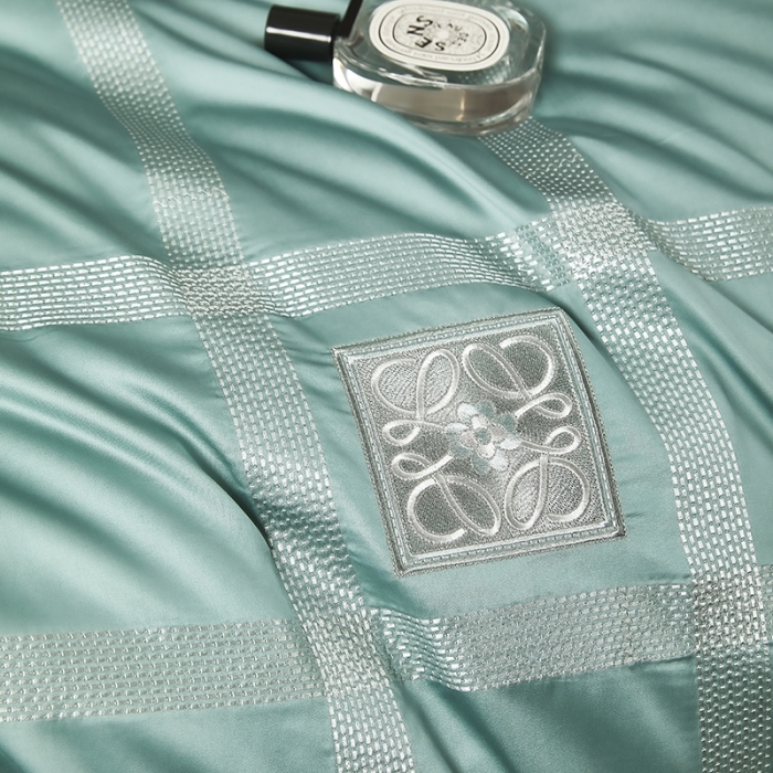 91家纺网 家纺一手货源 找家纺 爱情故事 2025新款居家140支轻奢贡缎长绒棉刺绣四件套 初若-绿