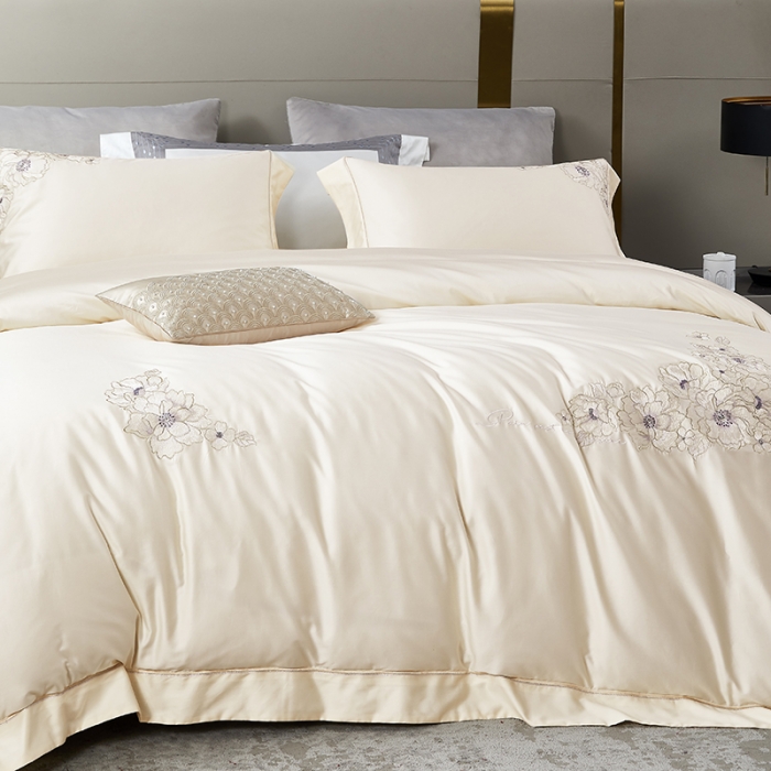 91家纺网 家纺一手货源 找家纺 爱情故事 2025新款居家140支轻奢贡缎长绒棉刺绣四件套 初夏（米白）