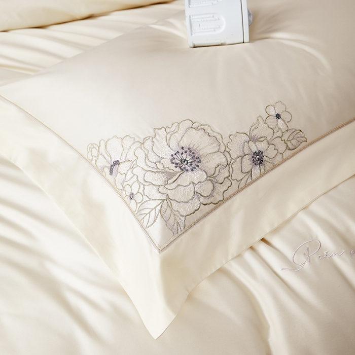 91家纺网 家纺一手货源 找家纺 爱情故事 2025新款居家140支轻奢贡缎长绒棉刺绣四件套 初夏（米白）