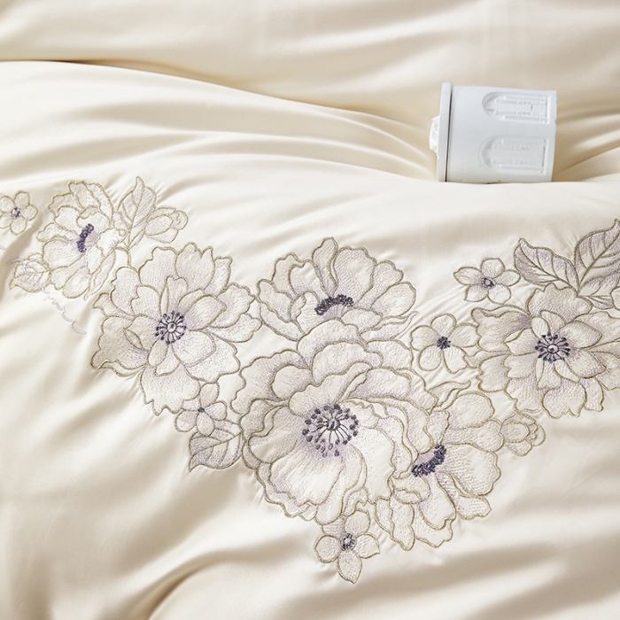 91家纺网 家纺一手货源 找家纺 爱情故事 2025新款居家140支轻奢贡缎长绒棉刺绣四件套 初夏（米白）