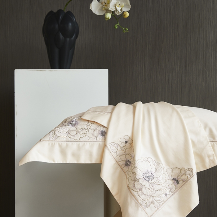 91家纺网 家纺一手货源 找家纺 爱情故事 2025新款居家140支轻奢贡缎长绒棉刺绣四件套 初夏（米白）