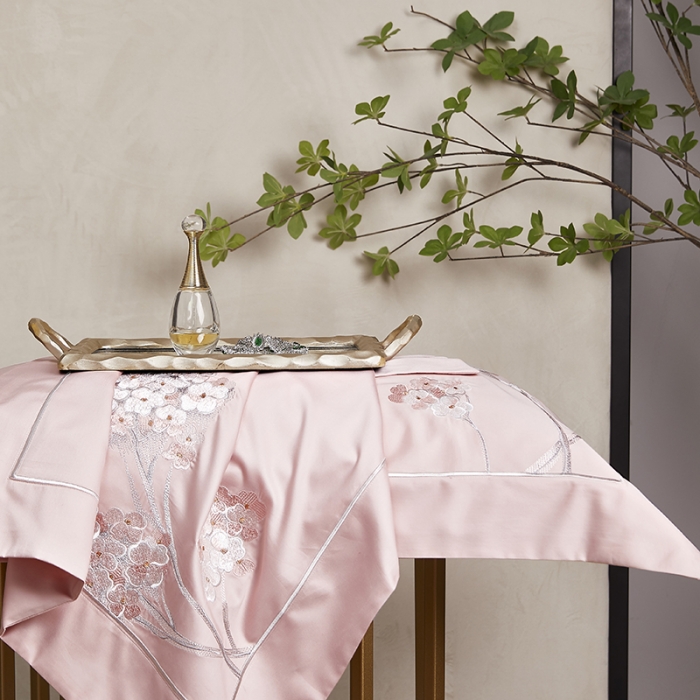 91家纺网 家纺一手货源 找家纺 爱情故事 2025新款居家140支轻奢贡缎长绒棉刺绣四件套 满园-粉