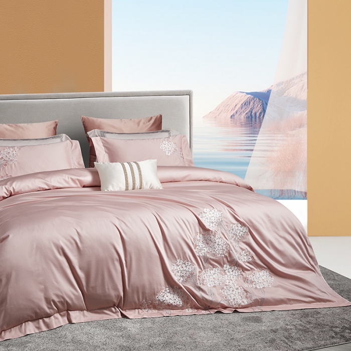 91家纺网 家纺一手货源 找家纺 爱情故事 2025新款居家140支轻奢贡缎长绒棉刺绣四件套 满园-粉