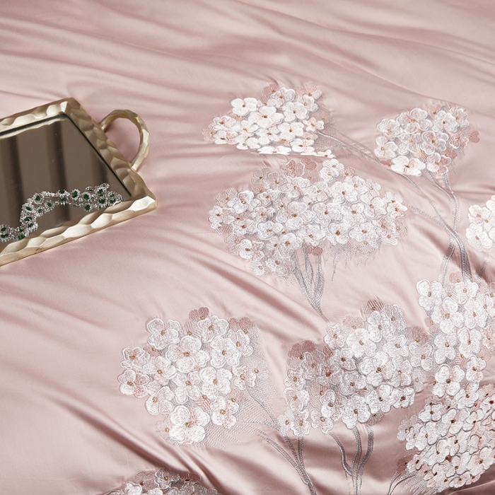 91家纺网 家纺一手货源 找家纺 爱情故事 2025新款居家140支轻奢贡缎长绒棉刺绣四件套 满园-粉