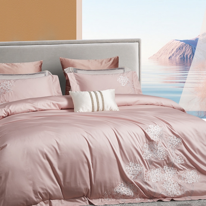 91家纺网 家纺一手货源 找家纺 爱情故事 2025新款居家140支轻奢贡缎长绒棉刺绣四件套 满园-粉