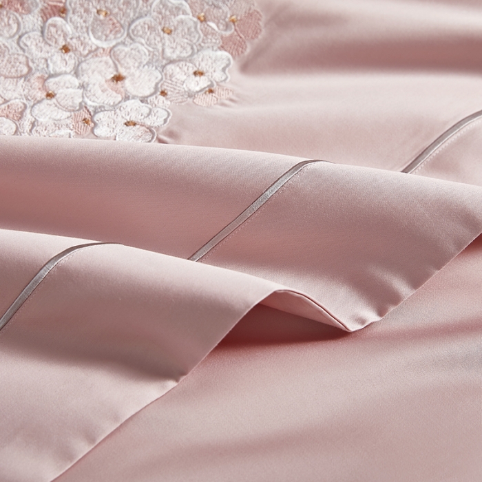 91家纺网 家纺一手货源 找家纺 爱情故事 2025新款居家140支轻奢贡缎长绒棉刺绣四件套 满园-粉