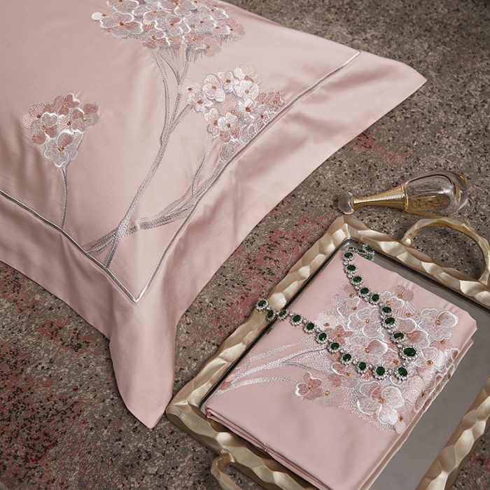 91家纺网 家纺一手货源 找家纺 爱情故事 2025新款居家140支轻奢贡缎长绒棉刺绣四件套 满园-粉