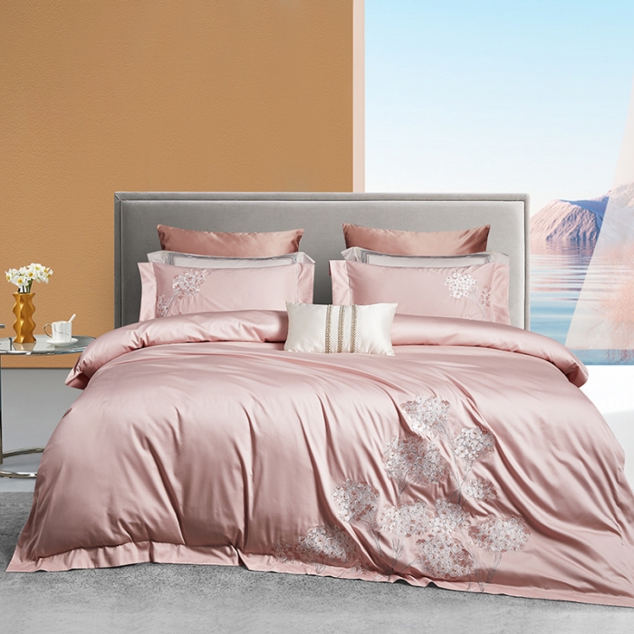 91家纺网 家纺一手货源 找家纺 爱情故事 2025新款居家140支轻奢贡缎长绒棉刺绣四件套 满园-粉