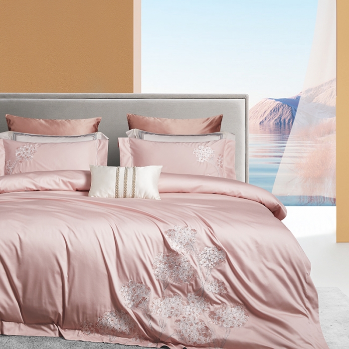 91家纺网 家纺一手货源 找家纺 爱情故事 2025新款居家140支轻奢贡缎长绒棉刺绣四件套 满园-粉