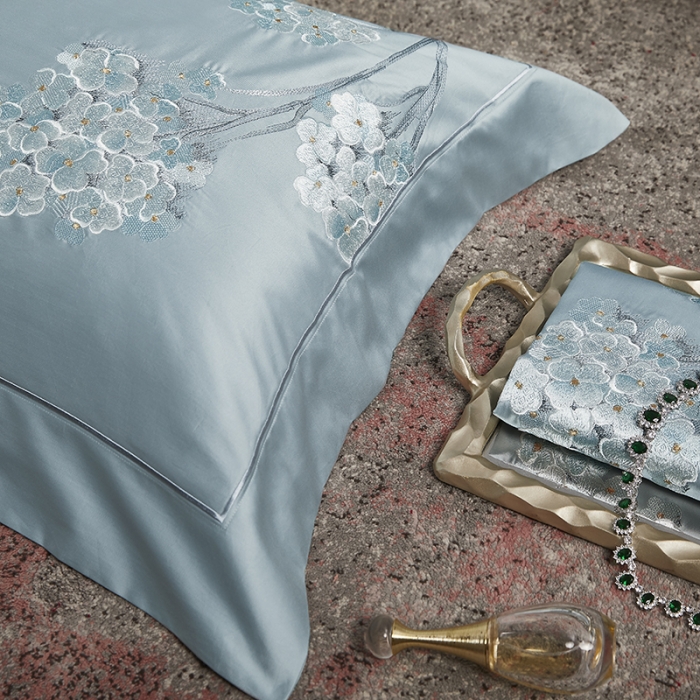 91家纺网 家纺一手货源 找家纺 爱情故事 2025新款居家140支轻奢贡缎长绒棉刺绣四件套 满园-蓝