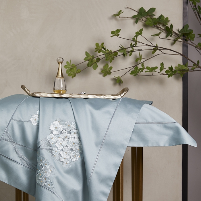 91家纺网 家纺一手货源 找家纺 爱情故事 2025新款居家140支轻奢贡缎长绒棉刺绣四件套 满园-蓝