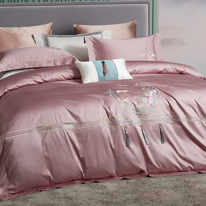 91家纺网 家纺一手货源 找家纺 爱情故事 2025新款居家140支轻奢贡缎长绒棉刺绣四件套 余生-豆沙