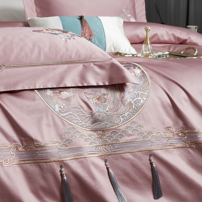 91家纺网 家纺一手货源 找家纺 爱情故事 2025新款居家140支轻奢贡缎长绒棉刺绣四件套 余生-豆沙