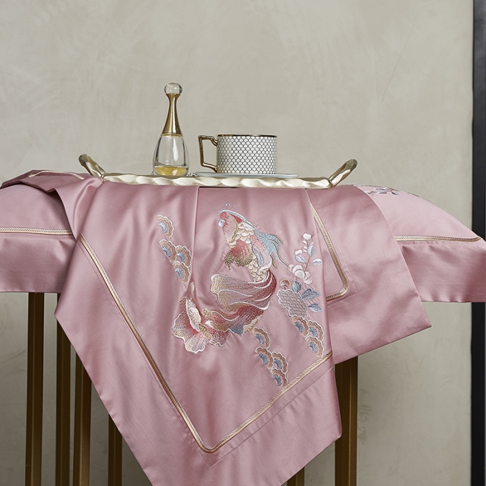 91家纺网 家纺一手货源 找家纺 爱情故事 2025新款居家140支轻奢贡缎长绒棉刺绣四件套 余生-豆沙