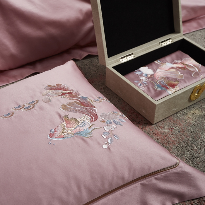 91家纺网 家纺一手货源 找家纺 爱情故事 2025新款居家140支轻奢贡缎长绒棉刺绣四件套 余生-豆沙