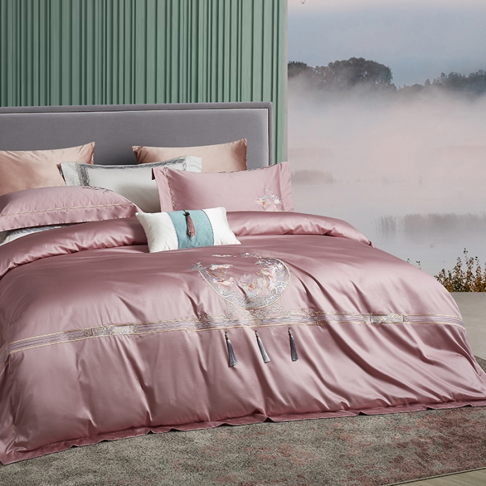 91家纺网 家纺一手货源 找家纺 爱情故事 2025新款居家140支轻奢贡缎长绒棉刺绣四件套 余生-豆沙