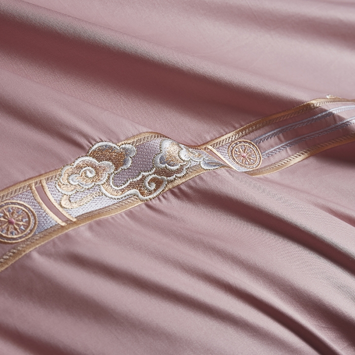 91家纺网 家纺一手货源 找家纺 爱情故事 2025新款居家140支轻奢贡缎长绒棉刺绣四件套 余生-豆沙