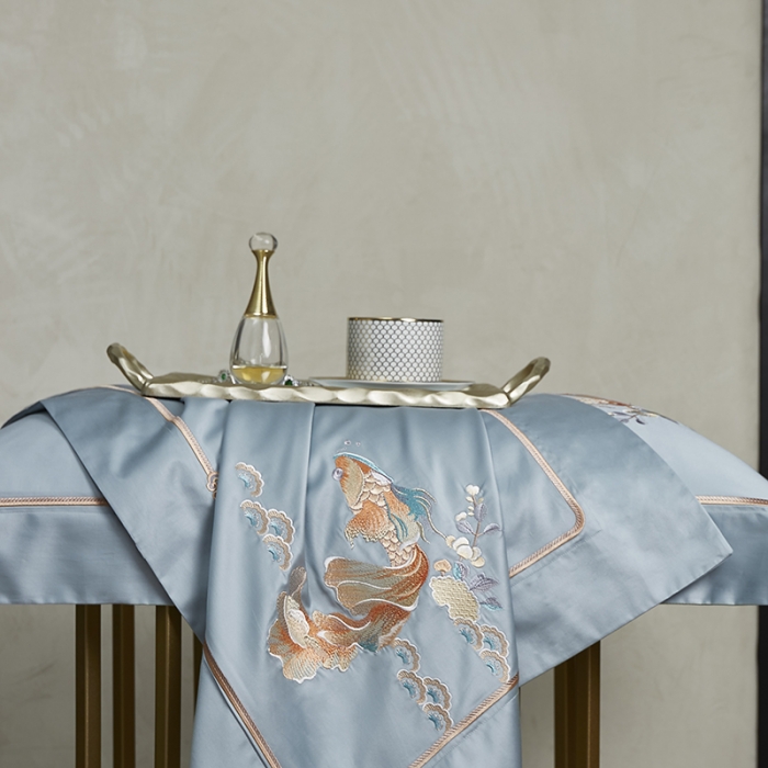 91家纺网 家纺一手货源 找家纺 爱情故事 2025新款居家140支轻奢贡缎长绒棉刺绣四件套 余生-蓝