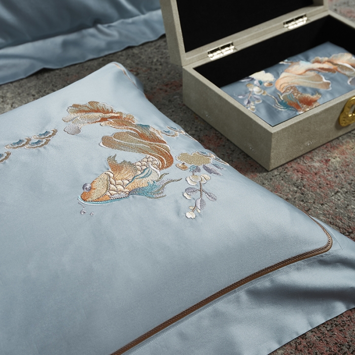 91家纺网 家纺一手货源 找家纺 爱情故事 2025新款居家140支轻奢贡缎长绒棉刺绣四件套 余生-蓝