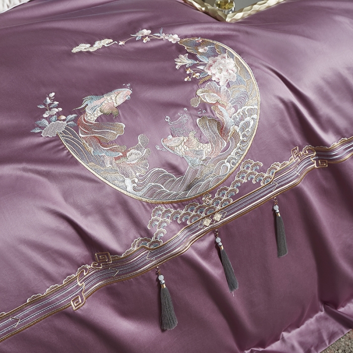 91家纺网 家纺一手货源 找家纺 爱情故事 2025新款居家140支轻奢贡缎长绒棉刺绣四件套 余生-深紫