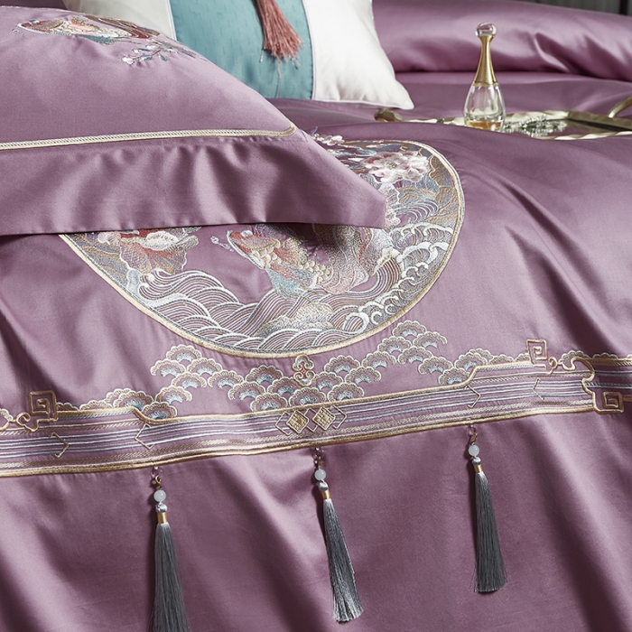 91家纺网 家纺一手货源 找家纺 爱情故事 2025新款居家140支轻奢贡缎长绒棉刺绣四件套 余生-深紫