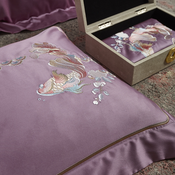 91家纺网 家纺一手货源 找家纺 爱情故事 2025新款居家140支轻奢贡缎长绒棉刺绣四件套 余生-深紫