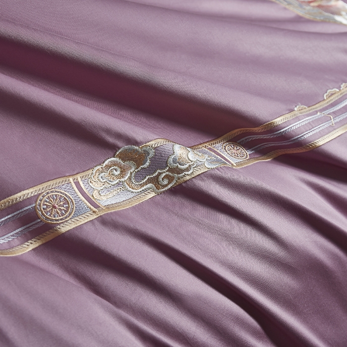 91家纺网 家纺一手货源 找家纺 爱情故事 2025新款居家140支轻奢贡缎长绒棉刺绣四件套 余生-深紫