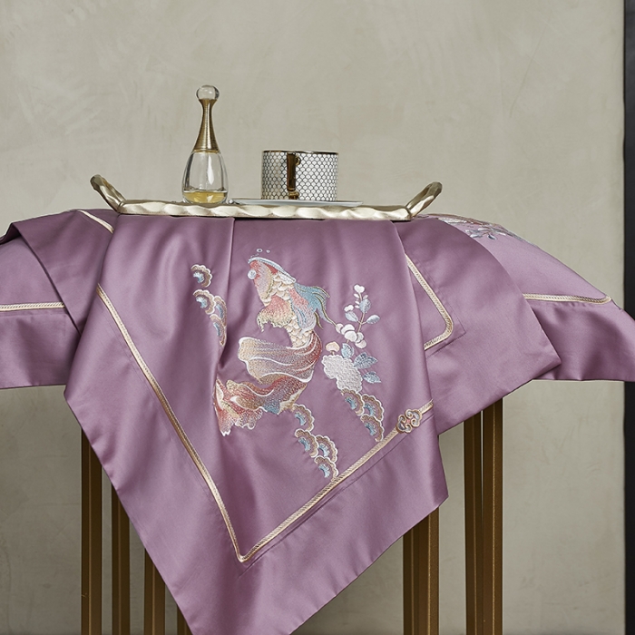 91家纺网 家纺一手货源 找家纺 爱情故事 2025新款居家140支轻奢贡缎长绒棉刺绣四件套 余生-深紫