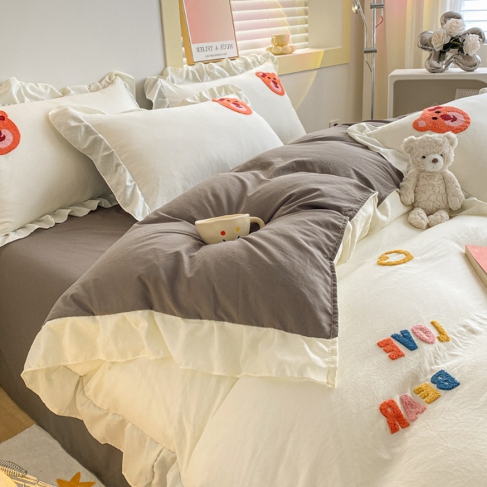 91家纺网 家纺一手货源 找家纺 AB家纺 2023新款韩版水洗棉毛巾绣四件套-爱心熊 爱心熊-淡奶白灰