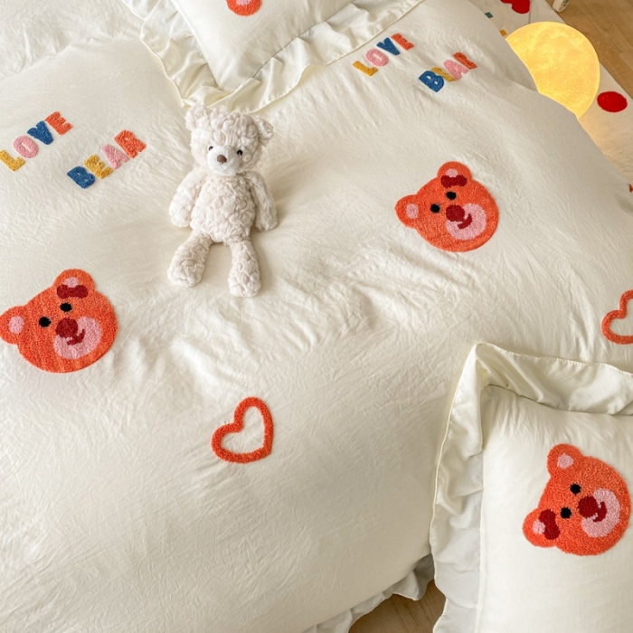 91家纺网 家纺一手货源 找家纺 AB家纺 2023新款韩版水洗棉毛巾绣四件套-爱心熊 爱心熊-淡奶白灰
