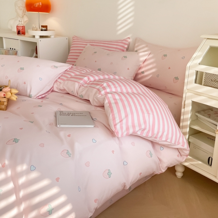91家纺网 家纺一手货源 找家纺 沐辰 2023新款13372全棉印花四件套-萌趣系列 爱心草莓