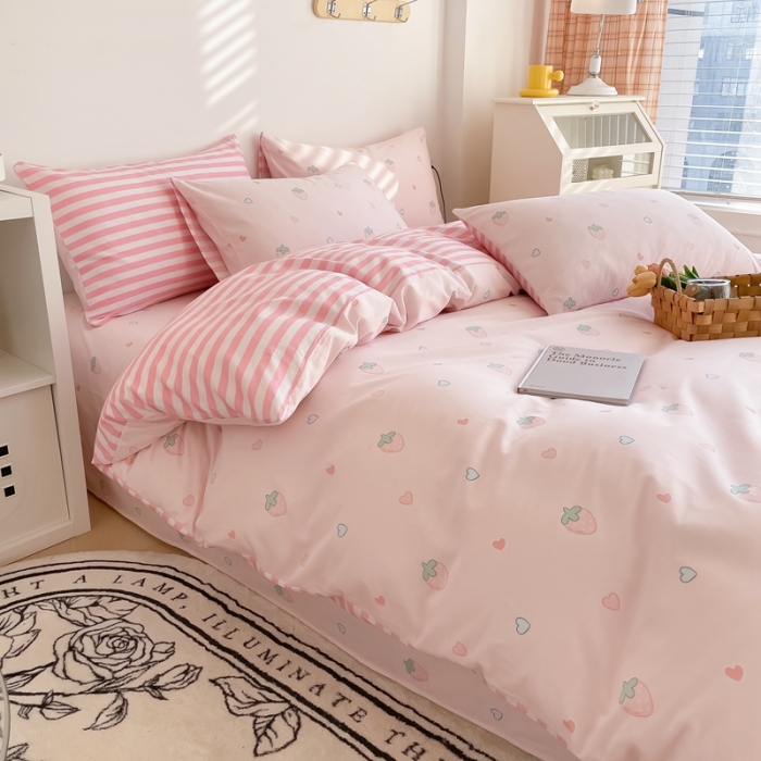 91家纺网 家纺一手货源 找家纺 沐辰 2023新款13372全棉印花四件套-萌趣系列 爱心草莓