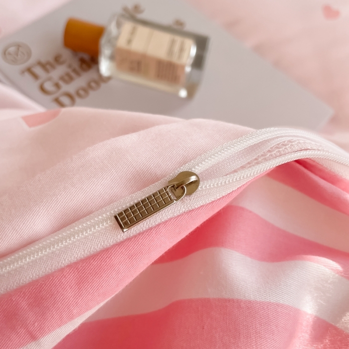 91家纺网 家纺一手货源 找家纺 沐辰 2023新款13372全棉印花四件套-萌趣系列 爱心草莓