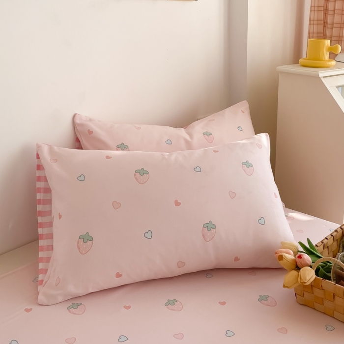 91家纺网 家纺一手货源 找家纺 沐辰 2023新款13372全棉印花四件套-萌趣系列 爱心草莓