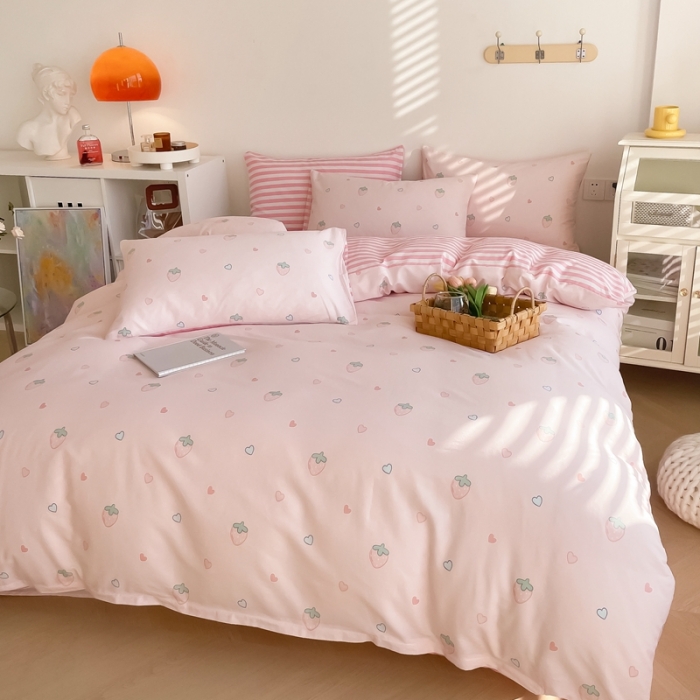91家纺网 家纺一手货源 找家纺 沐辰 2023新款13372全棉印花四件套-萌趣系列 爱心草莓