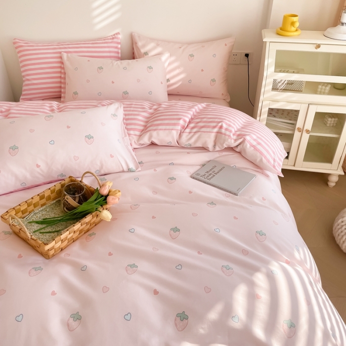 91家纺网 家纺一手货源 找家纺 沐辰 2023新款13372全棉印花四件套-萌趣系列 爱心草莓
