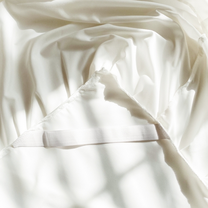 91家纺网 家纺一手货源 找家纺 极梦 2025新款纯色水洗棉磨毛单床裙三件套床垫保护套 米白