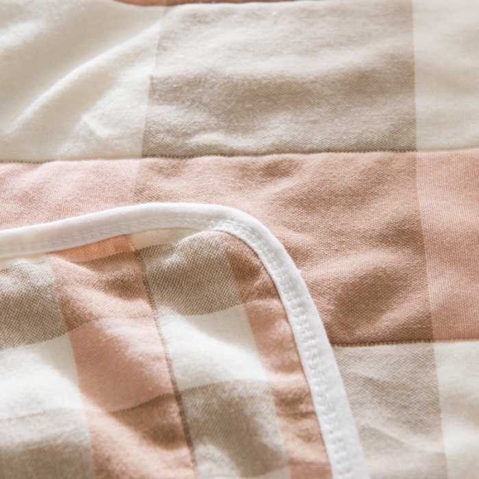 91家纺网 家纺一手货源 找家纺 朴尔 2023新款全尺寸经典六层纱布全棉毛巾被系列 日式大格-粉