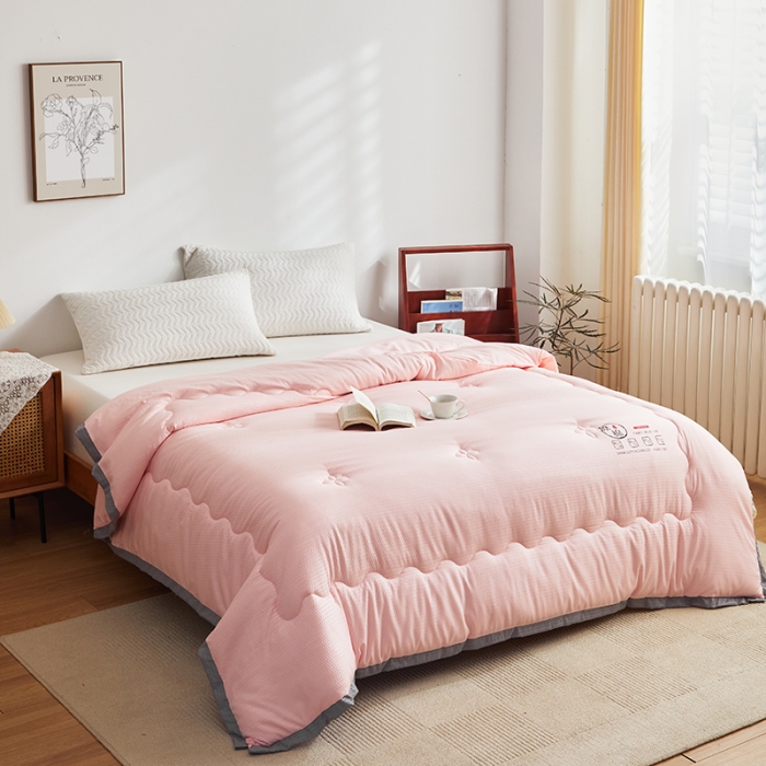 91家纺网 家纺一手货源 找家纺 爱宝被业 2025新款原棉泡泡纱被被子被芯系列 粉色