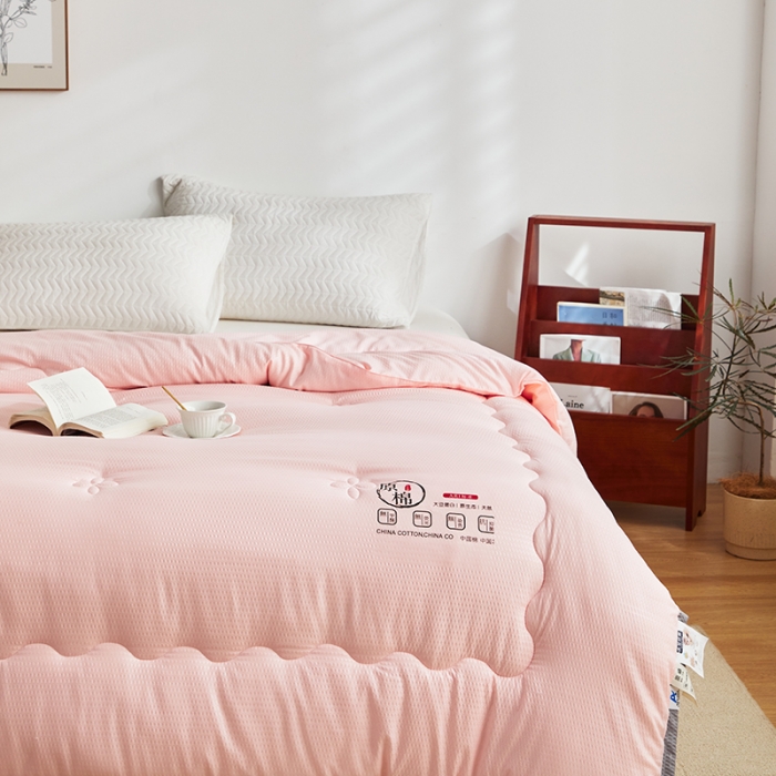 91家纺网 家纺一手货源 找家纺 爱宝被业 2025新款原棉泡泡纱被被子被芯系列 粉色